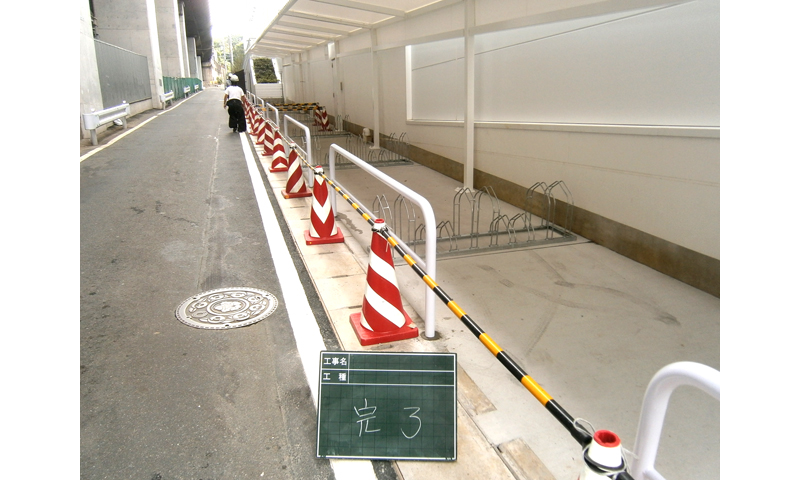 神奈川県川崎市　メディセオ　駐輪場整備工事（車止め、駐輪ラック設置）完了